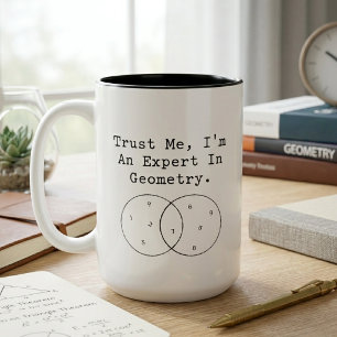 Lita på mig, jag är expert på geometrihumor Två-Tonad mugg