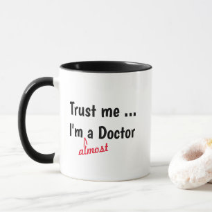 Lita på mig, jag är nästan doktor - medicinsk mugg