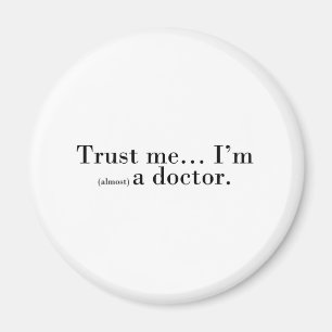 "Lita på mig... Jag är (nästan) en doktor." Magnet