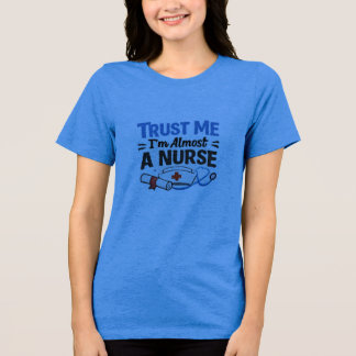 Lita på mig, jag är nästan sjuksköterska Rolig sju T Shirt