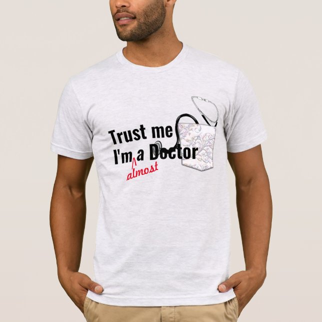 Lita på mig nästan en doktor-sjuk-puckel. t shirt (Framsida)