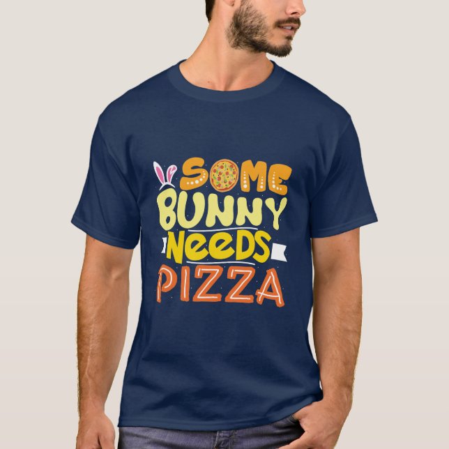 Lite bunke behöver pizza | PÅSK HELGDAG T Shirt (Framsida)