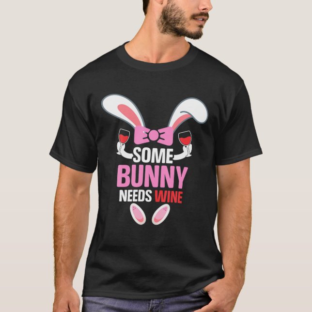 Lite Bunny behöver Vin, fin Påskhare för Öster T Shirt (Framsida)
