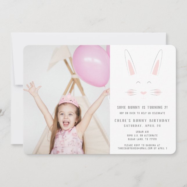 Lite bunny har födelsedag med fotokort inbjudningar (Framsida)