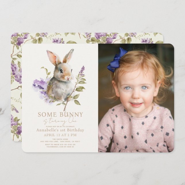 Lite Bunny Lila Lilac Blommigt Photo 1st Birthday Inbjudningar (Fram/baksida)