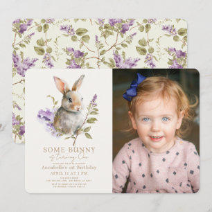 Lite Bunny Lila Lilac Blommigt Photo 1st Birthday Inbjudningar