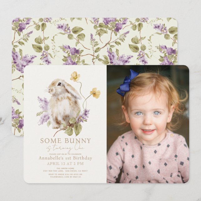 Lite Bunny Lop Lila Lilac Photo 1st Birthday Inbjudningar (Fram/baksida)