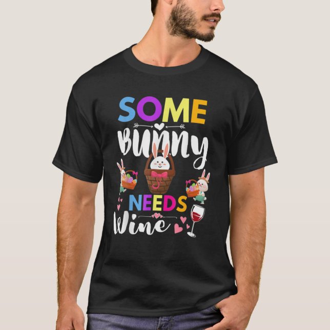 Lite Bunny Needs Vin Rabbit Basket Stuffer Lycklig T Shirt (Framsida)