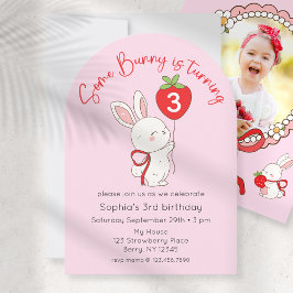 Lite Bunny Strawberry Rosa Birthday Photo Inbjudningar