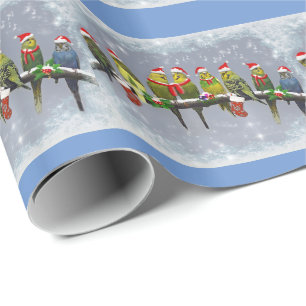 Lite Carollersen som slår in papper Presentpapper