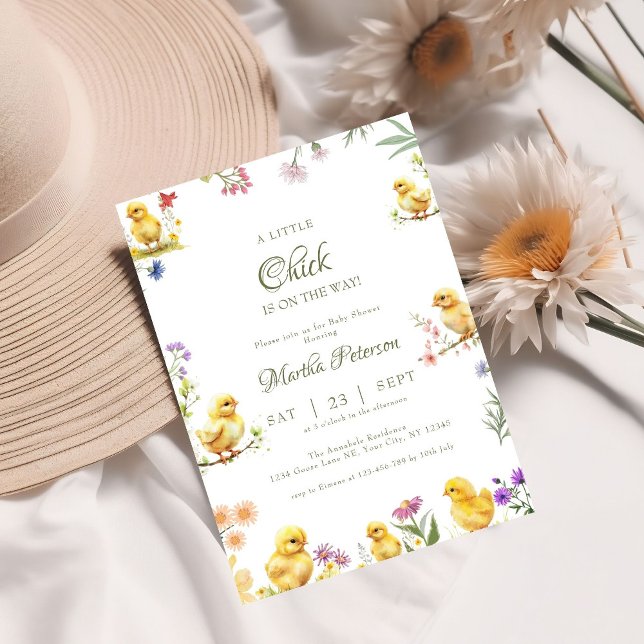 Lite chick är på gårdskuset inbjudningar (Skapare uppladdad)