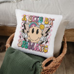 Lite Dramatic Funny Groovy säger Kudde<br><div class="desc">En liten bit Dramatic Funny Groovy Say Typography Dekorativ kudde har texten "A Little Bit Dramatic" i modern typografi på en rosa schackbrädesbakgrund med blommor,  ljusbultar och ett leende ansikte. Designad av Evco Studio www.zazzle.com/store/evcostudio</div>