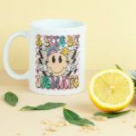 Lite Dramatic Funny Groovy säger Mugg<br><div class="desc">En liten bit Dramatic Funny Groovy Say Typography Tea Coffee Mugg har texten "A Little Bit Dramatic" i modern typografi på en rosa schackbrädesbakgrund med grå blommor,  ljusbultar och ett leende ansikte. Designad av Evco Studio www.zazzle.com/store/evcostudio</div>