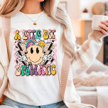 Lite Dramatic Funny Groovy säger T Shirt<br><div class="desc">En liten bit Dramatic Funny Groovy Say Typography Women's T-shirt har texten "A Little Bit Dramatic" i modern typografi på en rosa schackbrädesbakgrund med grå blommor,  ljusbultar och ett leende ansikte. Designad av Evco Studio www.zazzle.com/store/evcostudio</div>