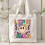 Lite Dramatic Funny Groovy säger Tygkasse<br><div class="desc">En liten bit Dramatic Funny Groovy Say Typography Tote Bag har texten "A Little Bit Dramatic" i modern typografi på en rosa schackbrädesbakgrund med blommor,  ljusbultar och ett leende ansikte. Designad av Evco Studio www.zazzle.com/store/evcostudio</div>