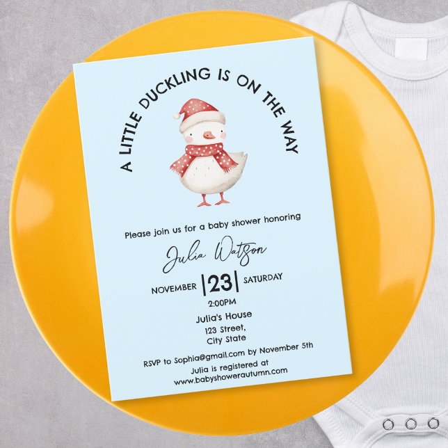 Lite Duckling är på Way Winter-julen Inbjudningar (cute baby duck with red polka dot winter cap and scarf)