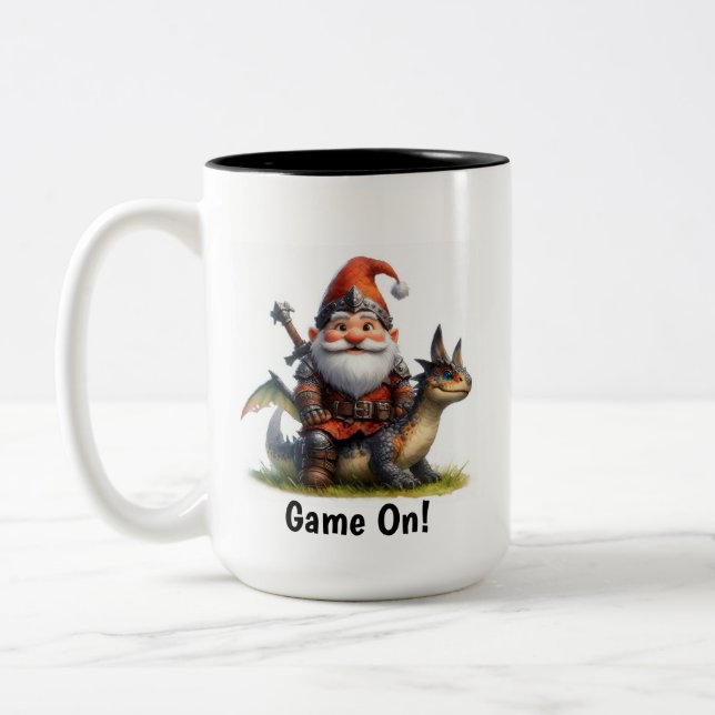 Lite Gnome Warrior Poswith Hans Dragon Två-Tonad Mugg (Vänster)