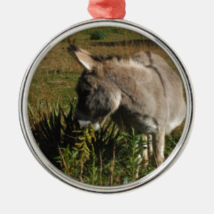 Lite grå åsna med vildblommar julgransprydnad metall