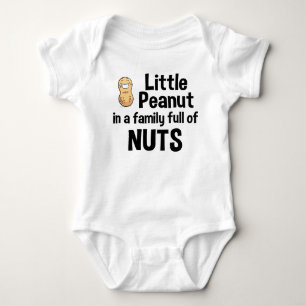 Lite jordnöt i en familjfullt av nöt t shirt