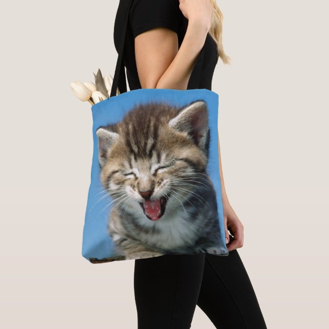 Lite kattunge i ett träd tygkasse (Närbild)