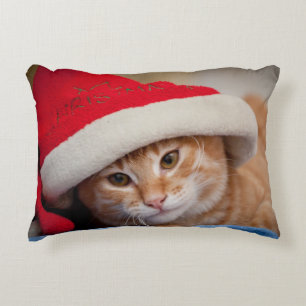 Lite kattunge i röd julhatt prydnadskudde