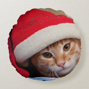 Lite kattunge i röd julhatt rund kudde