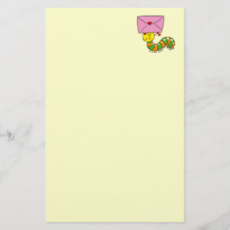 Lite kryp som bär ett brev brevpapper