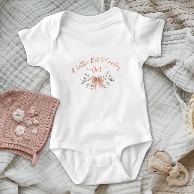 Lite lantlig babyflicka med vilda blommor och rose t shirt (Skapare uppladdad)
