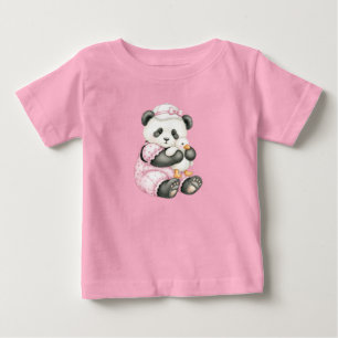 Lite panda i en rosa-hoppdräkt av Natasha Us T Shirt