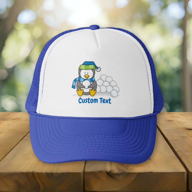 Lite penguin sitta med snöbullar truckerkeps (Skapare uppladdad)