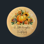 Lite Pumpkin | Solblommor blommar Babyskor Knapp<br><div class="desc">Den perfekt höstpumpen var inkapslad bland solblommor med aprikoser ro accents,  "En liten Pumpkin är på väg" Babykläder. Innehåller en vit,  rustik och vattenfärgad bakgrund med aprikostexturerat utseende.</div>