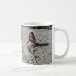 lite sjöjungfru på strand vid bbillips kaffemugg