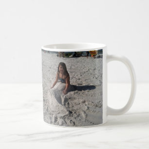 lite sjöjungfru på strand vid bbillips kaffemugg