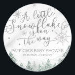 Lite snöflake Grått Baby Shower Classic Round Runt Klistermärke<br><div class="desc">Bekvämt kalligrafi med snöflingor,  vintermannamässig barnduschinbjudan. Lätt att personlig med dina uppgifter. Sök efter matchande objekt som tilläggskort i samlingen.</div>