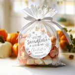 Lite snowflake Grått Baby Shower Runt Klistermärke<br><div class="desc">Bekvämt kalligrafi med snöflingor,  vintermannamässig barnduschinbjudan. Lätt att personlig med dina uppgifter. Sök efter matchande objekt som tilläggskort i samlingen.</div>