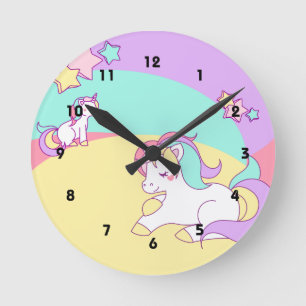 Lite Unicorns i pastellfärgade färger Rund Klocka