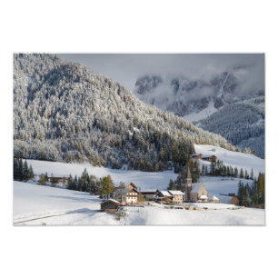 Liten alpin by i snöfototrycket fototryck