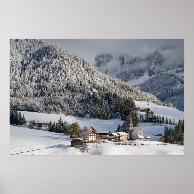 Liten alpin by i snöposter poster (Framsidan)