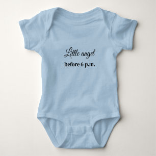 "Liten ängel... före kl 18" Rolig Baby T-Shirt