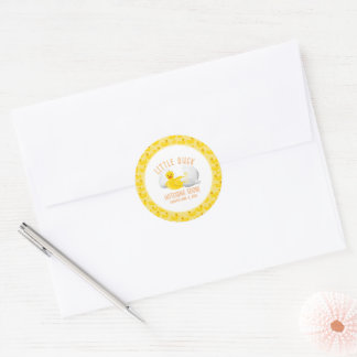 Liten anka kläcks snart Baby Shower inbjudan Runt Klistermärke