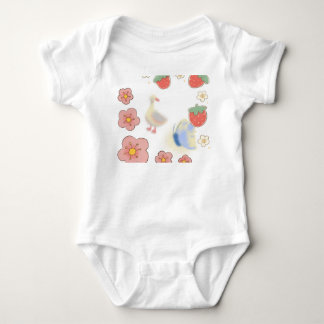 liten ankunge med jordgubbe ett porträtt av lugn t shirt