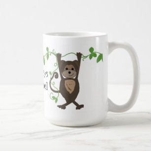 Liten apa som hänger på vinrankor kaffemugg