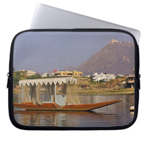 Liten båt, Lake Pichola, Udaipur, Indien. Laptop Sleeve