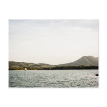 Liten båt seglar på en sjö på eftermiddagen