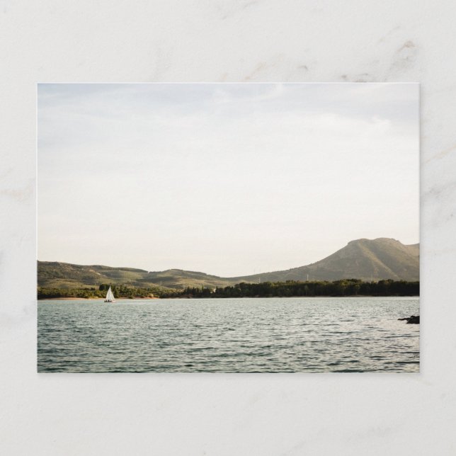 Liten båt seglar på en sjö på eftermiddagen vykort (Framsida)