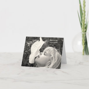 liten blond flicka som snurrar en hibiscus kort