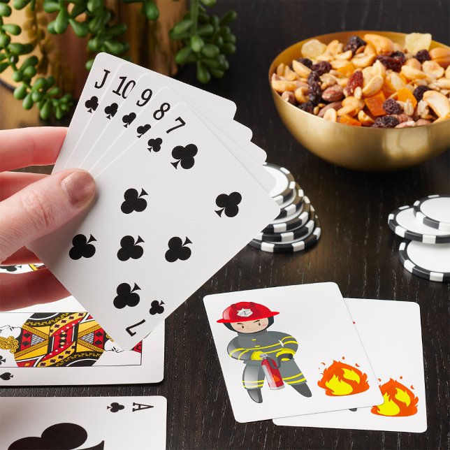 Liten brandman hjälte släcker eld casinokort (Skapare uppladdad)