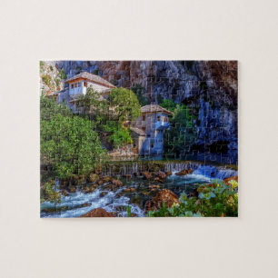 Liten by Blagaj på Bunavattenfallet, Bosnien och Pussel