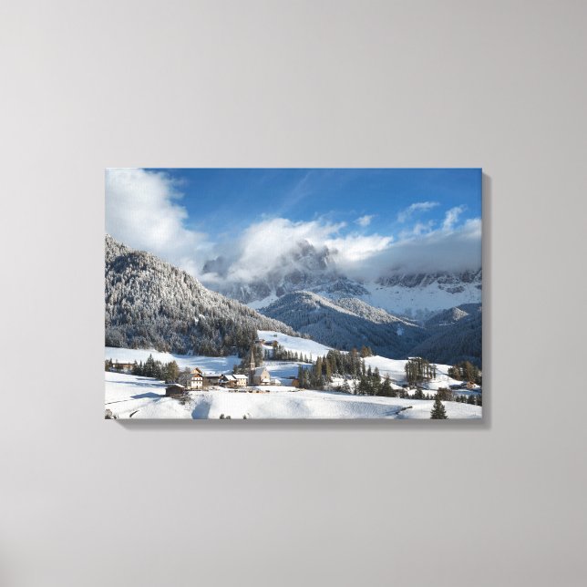 Liten by med Dolomitbergen i snö Canvastryck (Framsida)