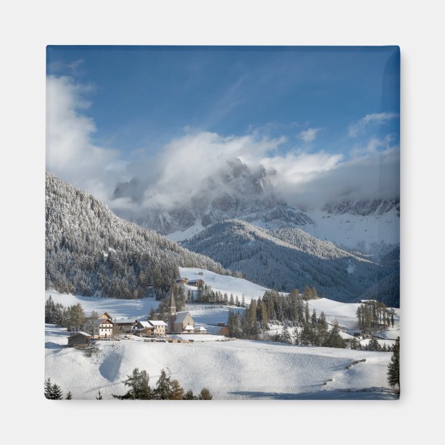 Liten by med Dolomitbergen i snö Magnet (Framsidan)
